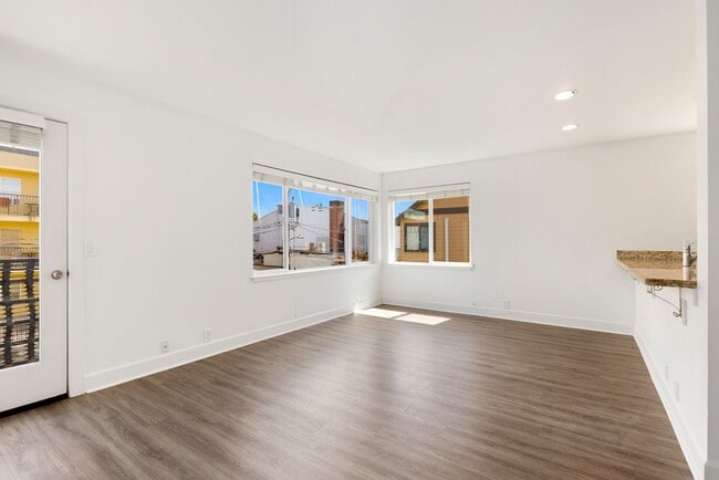 Building Photo - Admiral District 1 Bedroom Condo with Laun...