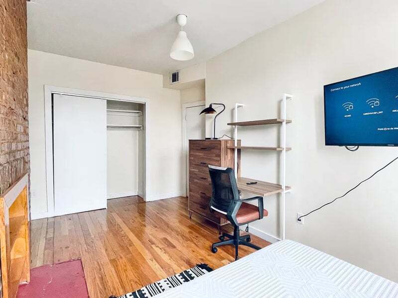Building Photo - Furnished room/NOT APARTMENT