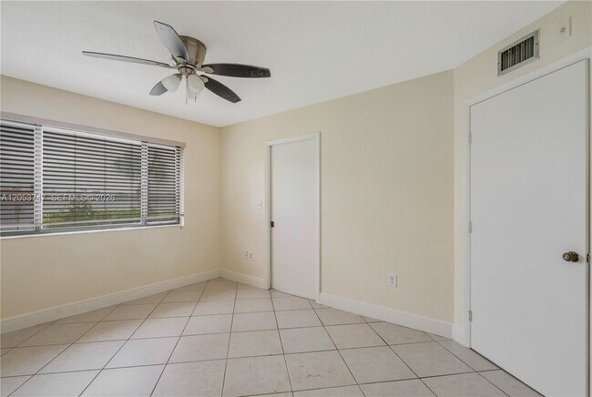 Building Photo - 15545 N Miami Lakeway