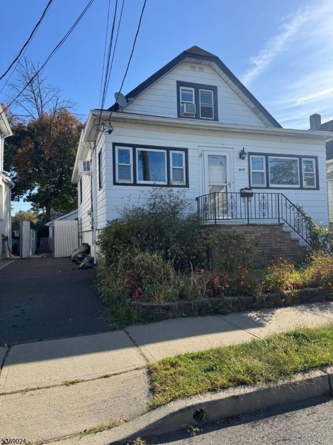 Building Photo - 30 Zeliff Ave