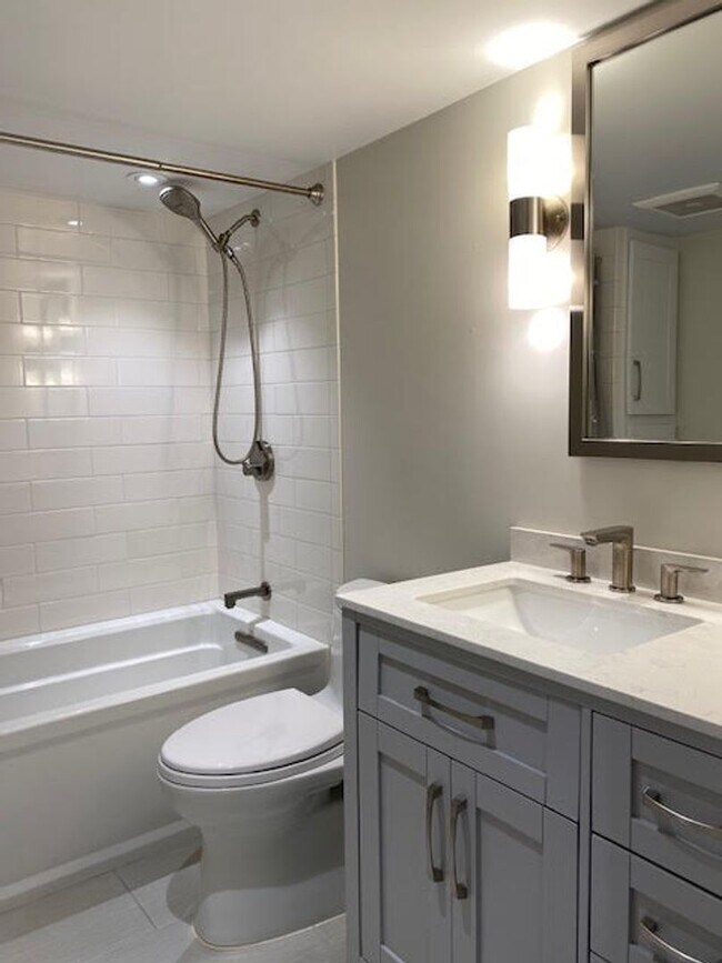 Building Photo - HUGE, remodeled 2 Level 2br/2Ba Loft, Park...