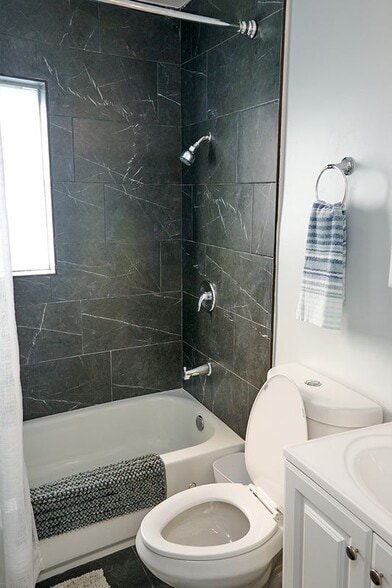 Building Photo - 126 S E St