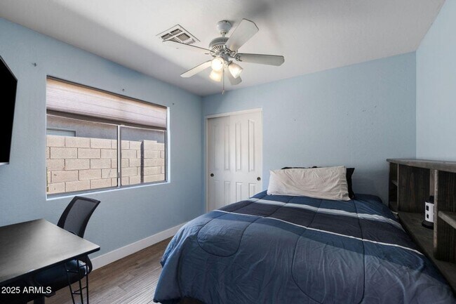 Building Photo - INCREDIBLE UPDATED 3 BEDROOM 2 BATH HOUSE ...