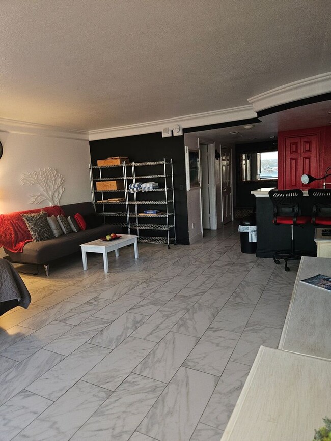 Building Photo - 1 BEDROOM 1 BATH CONDO