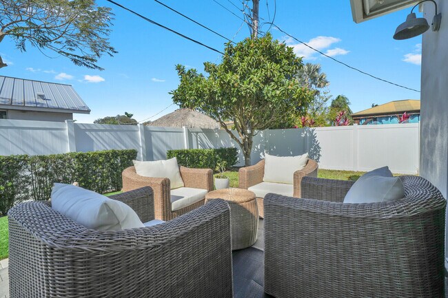 Building Photo - 875 SE 13th Ave