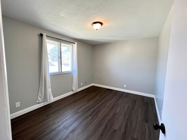 Building Photo - Rare find! Pristine townhome near Trax!