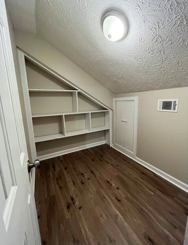 Upstairs bedroom - right-side walk-in closet - 440 Williamsburg Way