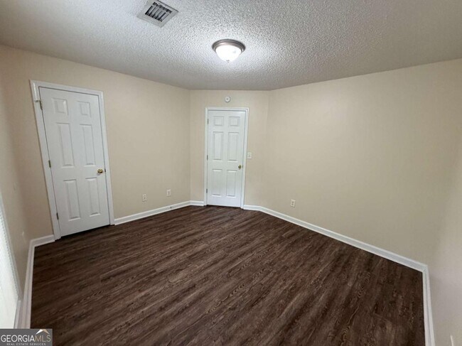 Building Photo - 211 Ravenwood Ct