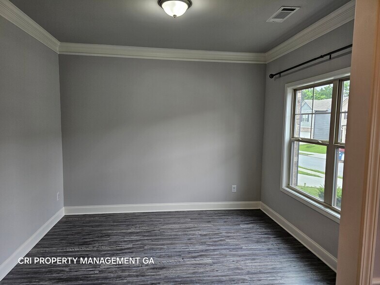 Building Photo - 352 Newshaw Dr