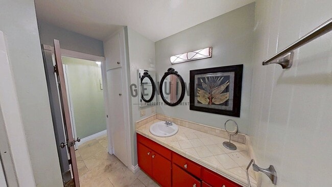 Building Photo - Second Floor Condo in Rossmoor Park Commun...