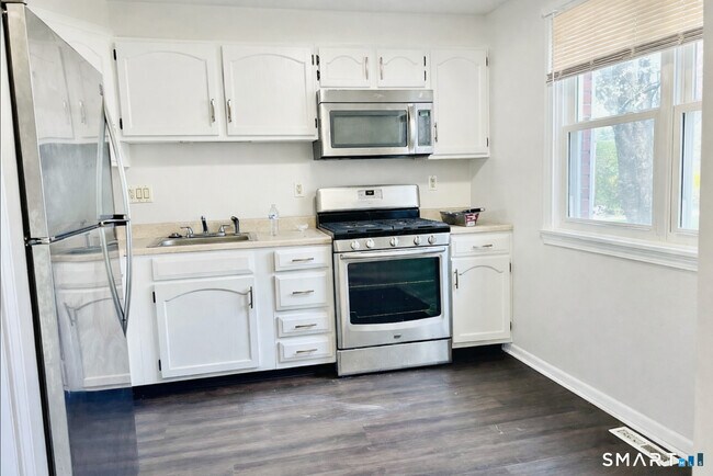 Building Photo - 16 E Gate Ln