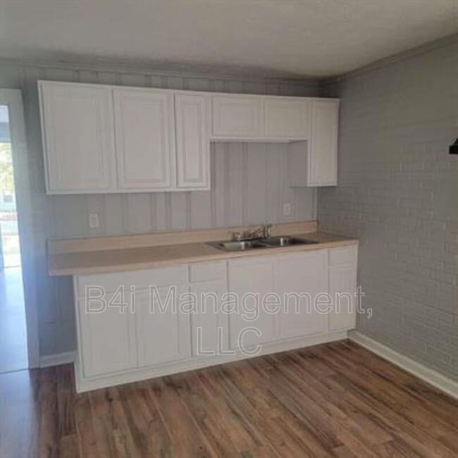 Building Photo - 303 Butler St