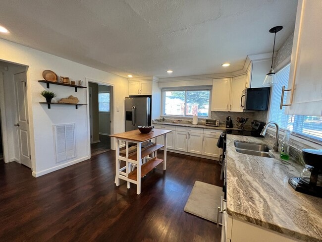 Building Photo - Beautiful one story home in Norfolk