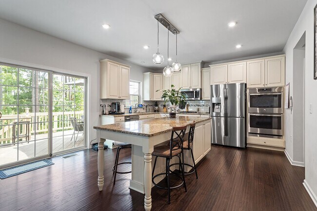 Building Photo - Luxurious 4 bedroom home in Jordan Pointe!