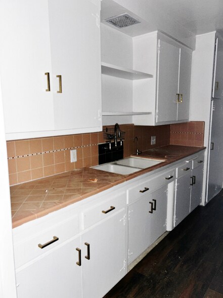 Building Photo - 1850 La Brea Ave