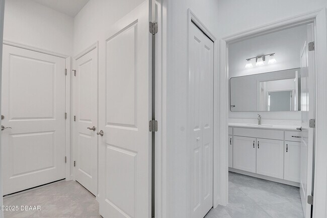 Building Photo - 215 Summertime Pl