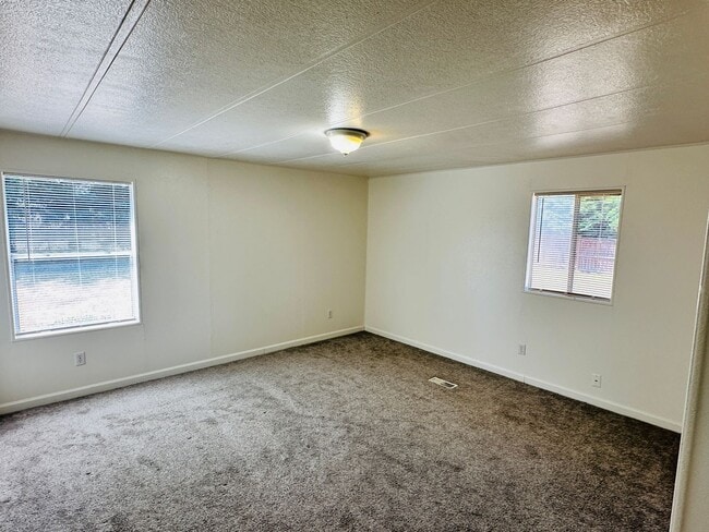 Building Photo - 14014 NE 70th Ave