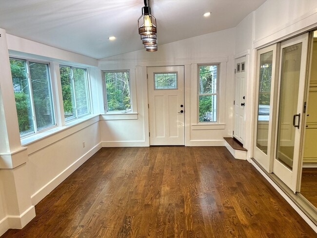 Building Photo - 125 Maple St