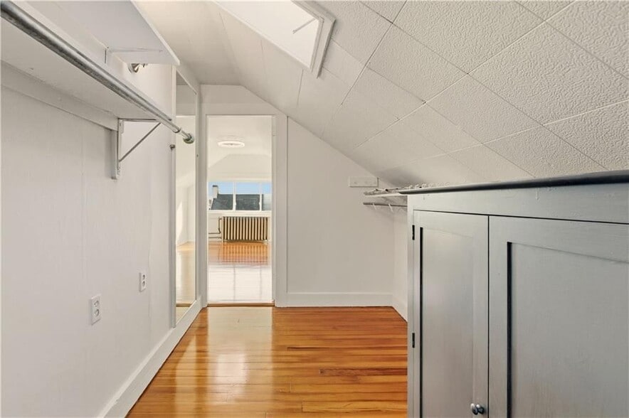 Building Photo - 31 Bayside Ave