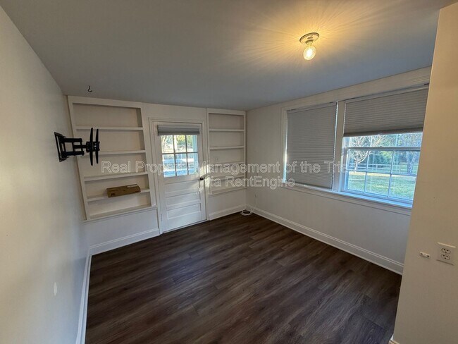 Building Photo - 7530 Shallowford Rd