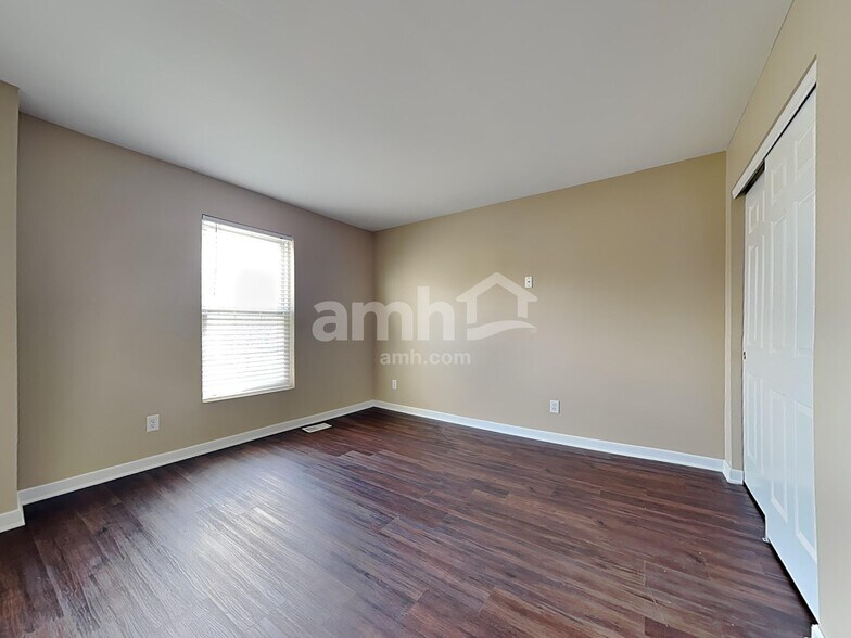 Building Photo - 10190 Meadowknoll Dr