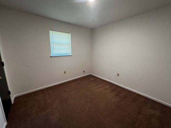 Building Photo - 3 Bedroom/1.5 bathroom Duplex