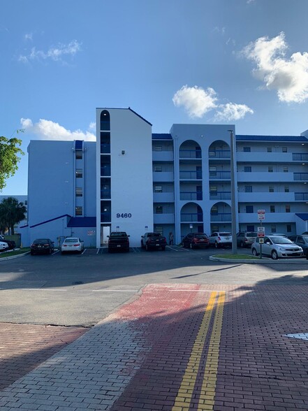Building Photo - 9460 Fontainebleau Blvd