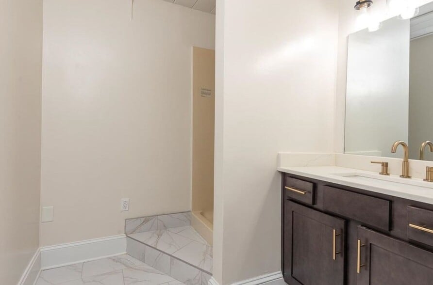 Building Photo - 95 S Main St