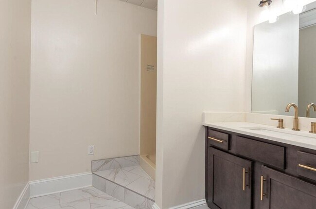 Building Photo - Modern Downtown Memphis Condo with Prime Location