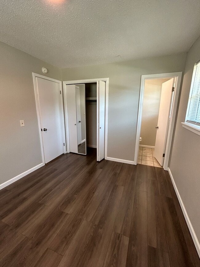 Building Photo - 3-bedroom, 1.5-bath in the MacArthur Schoo...