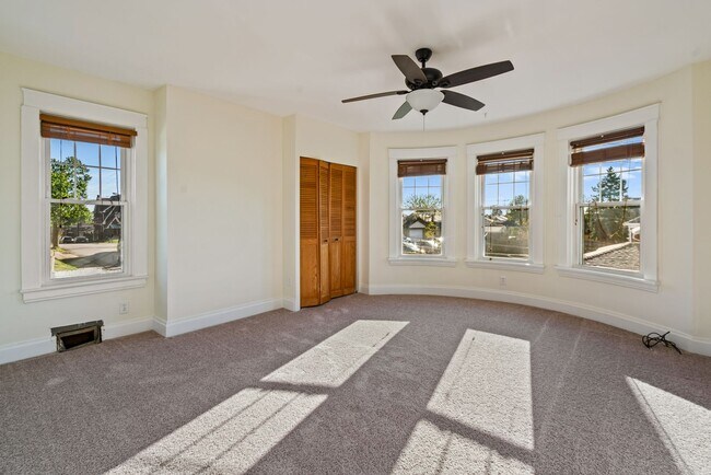 Building Photo - 5 bed 1 bath - newly updated, tons of space, central air, off street parking, laundry