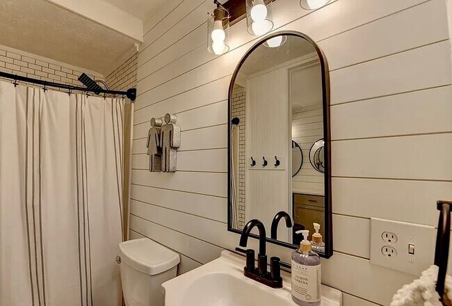 Building Photo - 561 Russell Rd