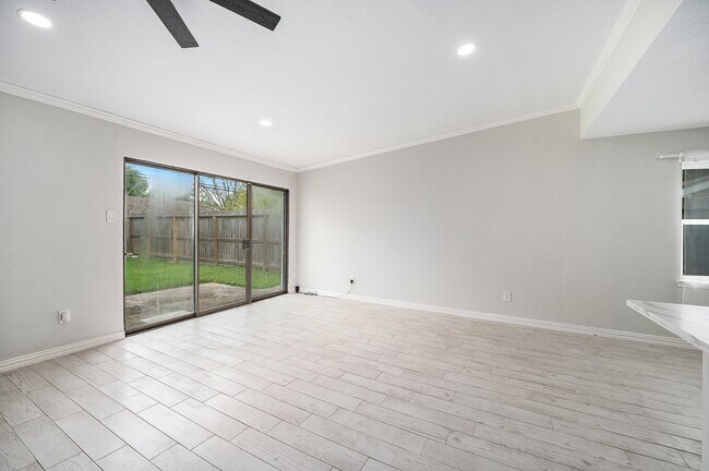 Building Photo - 10818 Hillcroft Ave