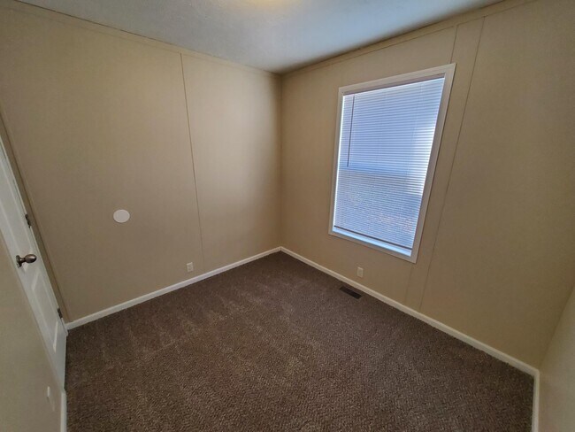 Building Photo - 10 Swallow Ct