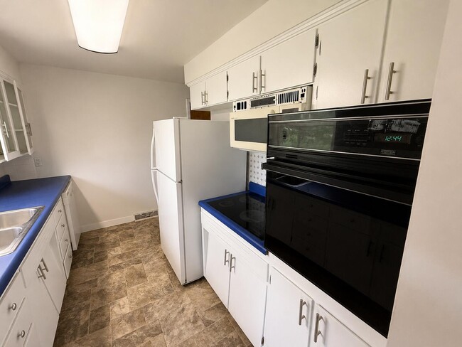Building Photo - 211 Bourn Ave