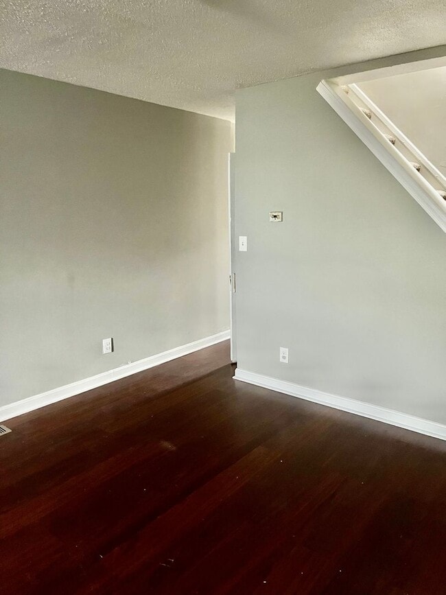 Building Photo - Fully Renovated!