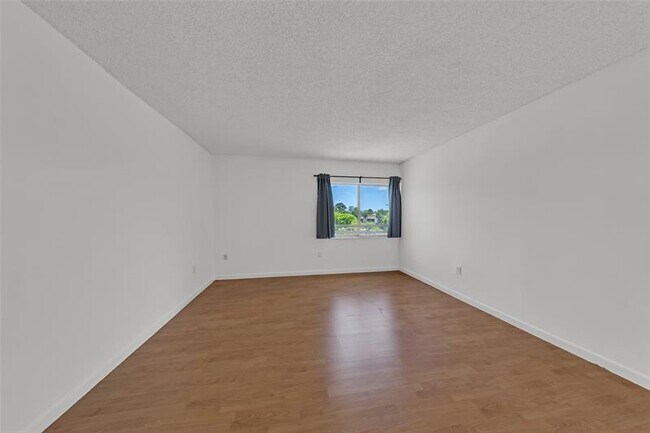 Building Photo - 721 N Pine Island Rd