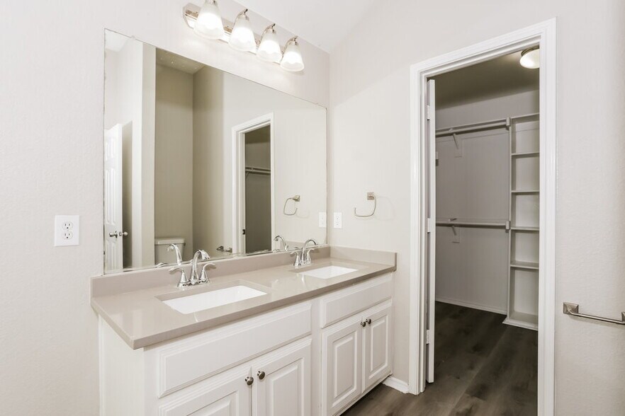 Building Photo - 1205 Artesia Dr
