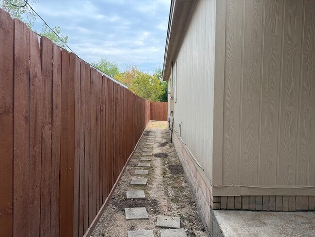 Building Photo - Cute property...