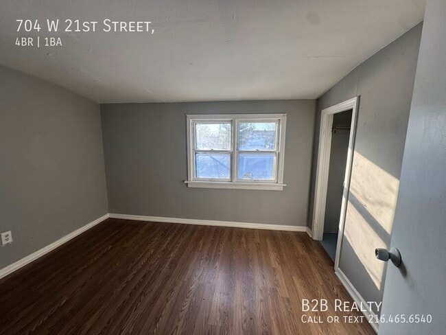 Building Photo - 704 W 21st St