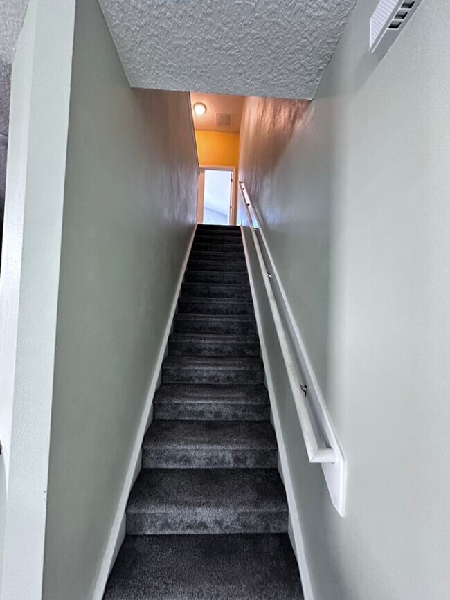 Building Photo - ***HOLIDAY SPECIAL NO RENT FOR DECEMBER*** Stylish 3BR Townhome with Garage & Walk-In Closet