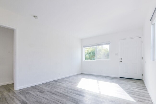 Building Photo - Ocean Avenue Duplex