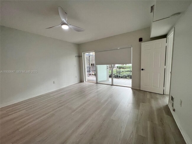 Building Photo - 946 Bay Dr