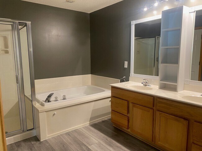 Building Photo - 7697 Coneflower Curv S