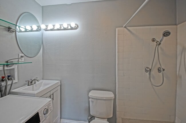 Building Photo - Bright & Spacious, Top-Floor 3BR3BA Condo ...