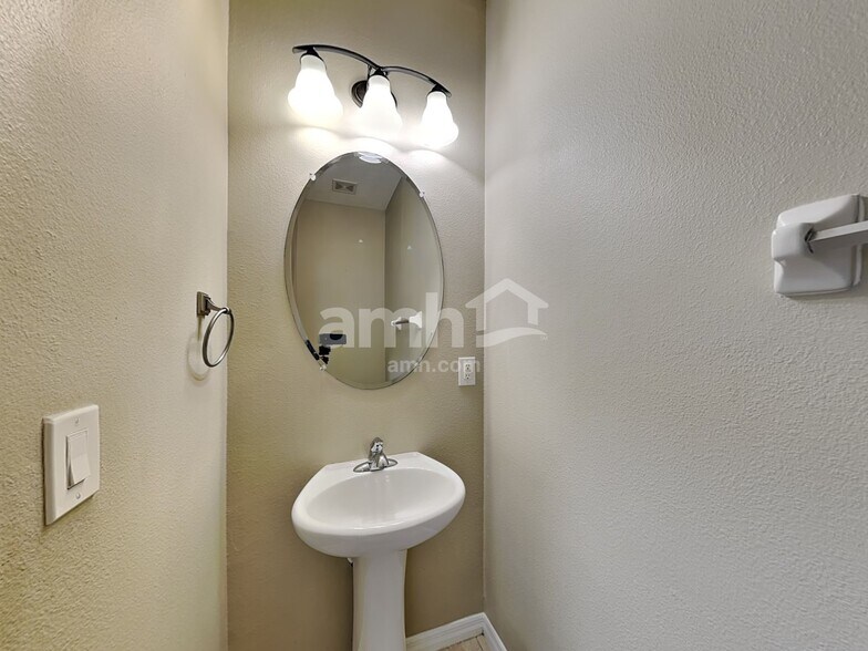 Building Photo - 5654 Aaron Ct