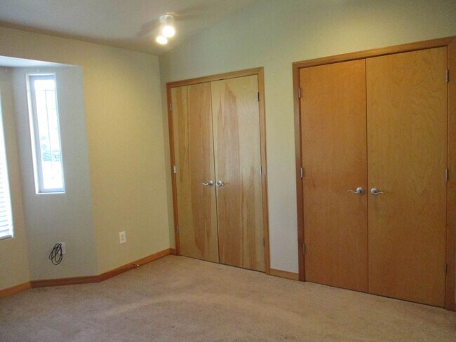Building Photo - 2 Bedrooms 2.5 bath Townhome in Tacoma