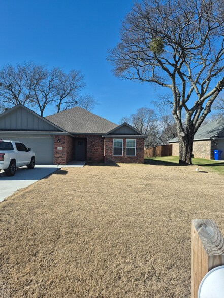 Building Photo - 3909 Bryan Rd