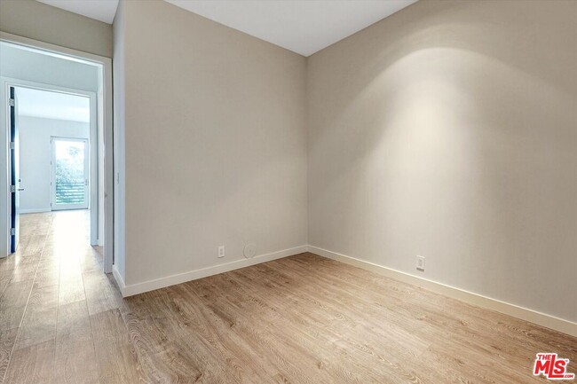 Building Photo - 3850 Rambla Orienta