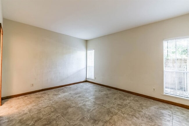 Building Photo - 2100 Tanglewilde St